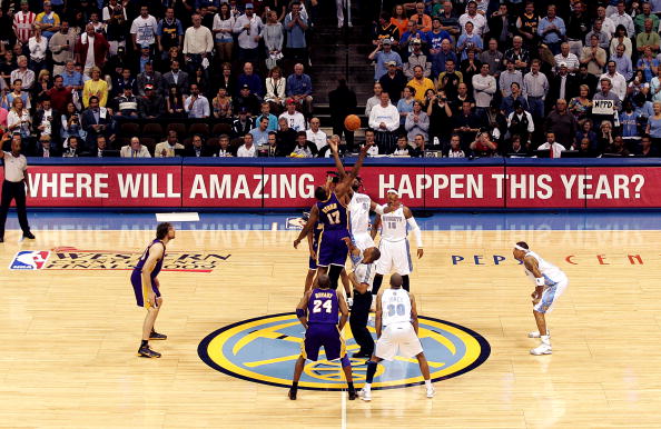 欢迎韩国访客来公司参观交流